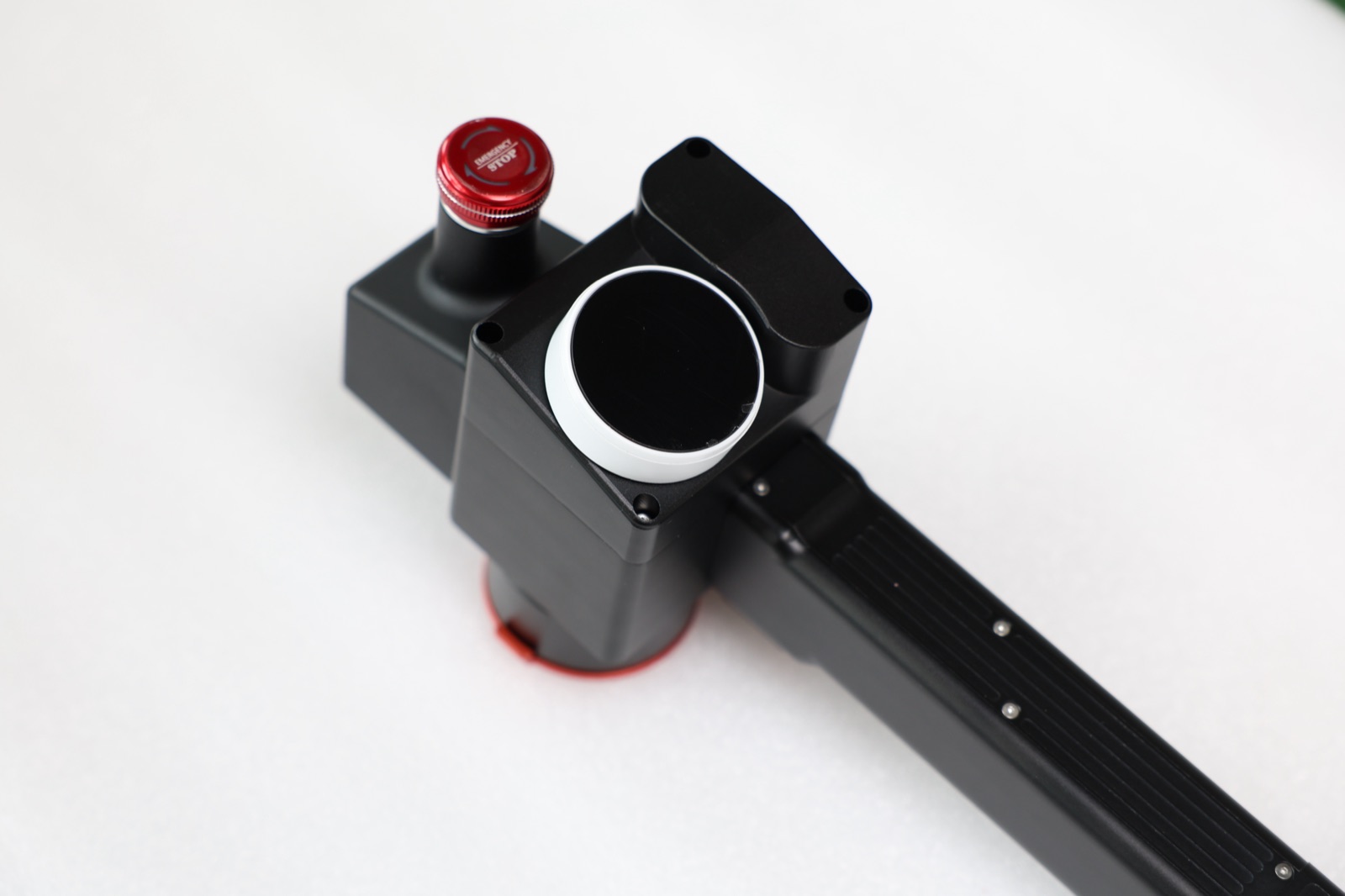 The business end — dial in output power, frequency, and scan pattern right on the 1.1 kg QCS head, mid-job